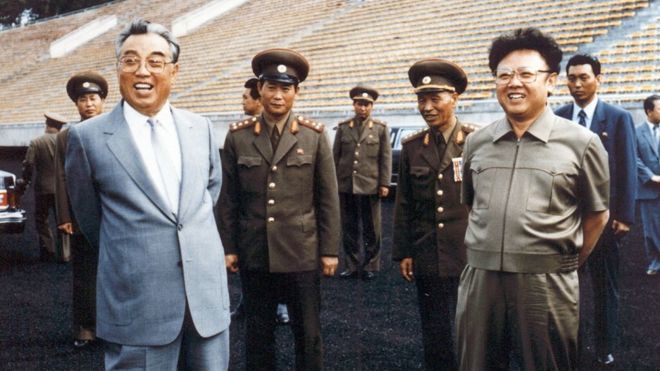 На фотографии, сделанной в 1992 году, Ким Чен Ир (справа) и тогдашний лидер Ким Ир Сен (слева) осматривают футбольное поле в Пхеньяне
