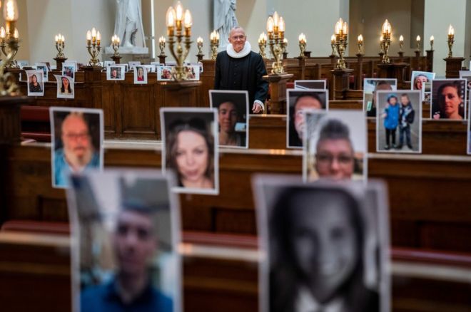 Церковь в Копенгагене заполнена фотографиями верующих