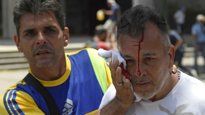 Hombre con la herida en la cabeza