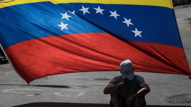 Активисты оппозиции перекрыли улицы во время демонстрации в Каракасе, Венесуэла, 8 августа 2017 года