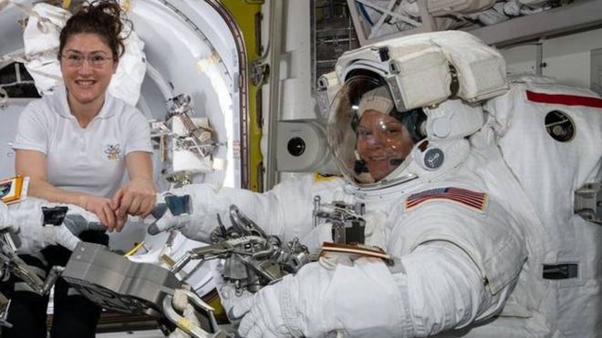 Космонавты НАСА Кристина Кох (слева) и Энн МакКлейн на Международной космической станции. Фото: 22 марта 2019 года