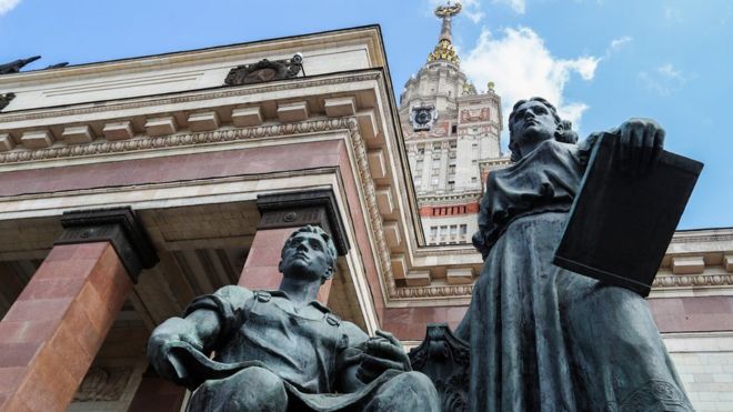 Скульптура у здания МГУ