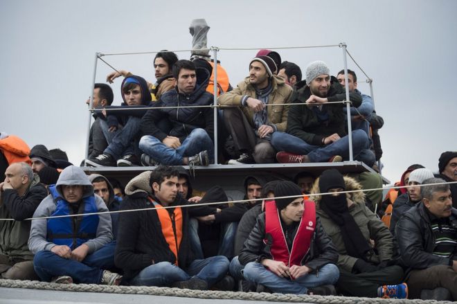 Мигранты высаживаются в порту Мителена, Греция, 9 марта