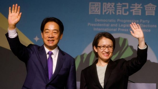 台湾総統選に勝利した与党・民主進歩党（民進党）の副総統、頼清徳氏（左）と、副総統になることが決まった蕭美琴・前駐米代表（右）（13日、台北）