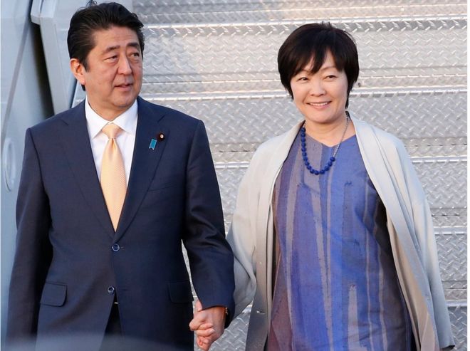 На этой фотографии 10 февраля 2017 года премьер-министр Японии Синдзо Абэ и его жена Акии Абэ покидают ВВС-1, когда они прибывают в Уэст-Палм-Бич, штат Флорида, США.
