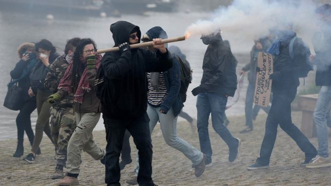 Столкновения демонстрантов в Нант с полицией по охране общественного порядка