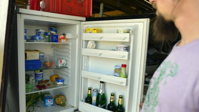 Человек открывает холодильник в Германии 2012