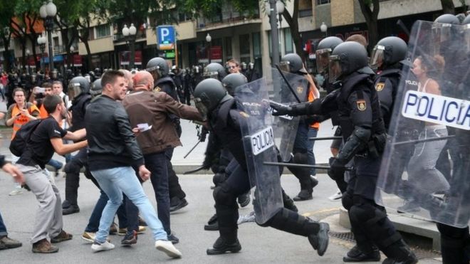 Enfrentamientos entre policías y manifestantes en Cataluña.