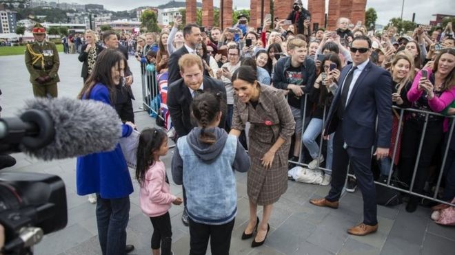 Принц Гарри, герцог Суссексский и его жена Меган, герцогиня Суссексская (C-R) приветствуют собравшихся в Национальном военном мемориальном парке Пукеау в Веллингтоне, Новая Зеландия, 28 октября 2018 года