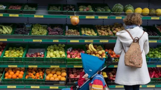 Frutas y verduras en un supermercado