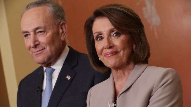 La presidenta de la Cámara de Representantes, Nancy Pelosi, y el líder de la minoría demócrata en el Senado, Chuck Schumer, son miembros de la Banda de los 8.