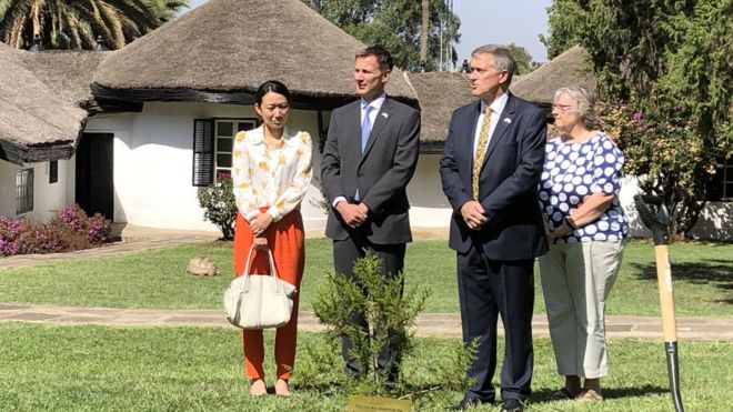 Министр иностранных дел Джереми Хант (в центре слева) и его жена Люсия (слева) во время церемонии посадки деревьев в посольстве Великобритании в Эфиопии.