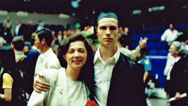 Wes Hurley y su madre, Elena, el día de su graduación