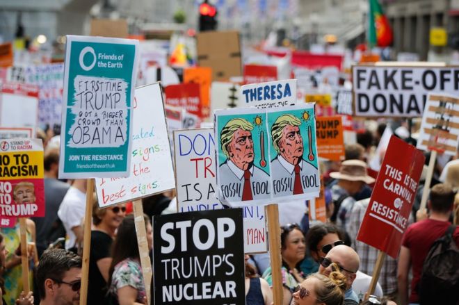 Протестующие против британского визита президента США Дональда Трампа собираются с плакатами, чтобы принять участие в марше и митинге в Лондоне