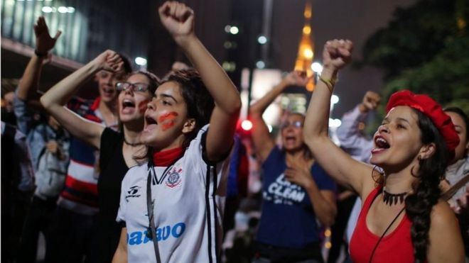 Женщины протестуют против импичмента президента Дилмы Руссефф на проспекте Паулиста в Сан-Паулу, Бразилия, 11 мая 2016 года.
