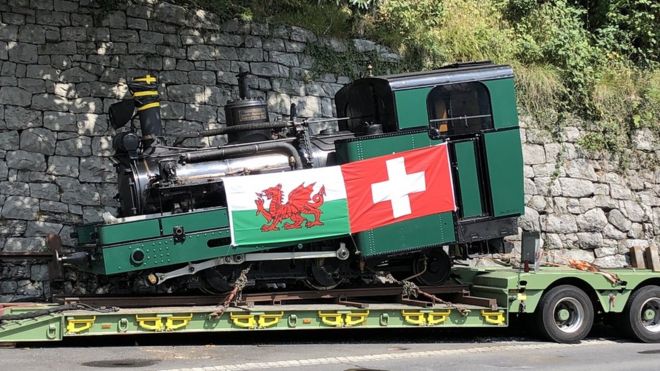 Швейцарский поезд Loco № 2 с валлийским и швейцарским флагами