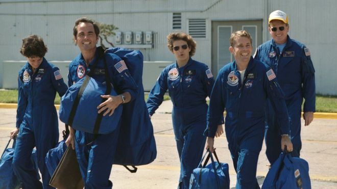 Эти пять астронавтов составили экипаж миссии STS-41-G на борту космического корабля "Челленджер". Впереди - астронавт Роберт Л. Криппен, командир экипажа. За ним следуют (слева направо) Салли К. Райд, Кэтрин Д. Салливан, Дэвид К. Лестма и Джон А. Макбридж.
