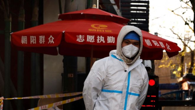 Una persona en China vestida con un traje de protección personal.