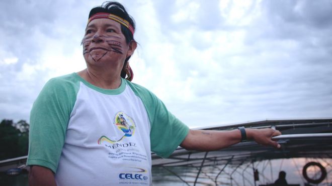 Навигатор и старейшина сообщества Иларио Саант стоит на солнечном каноэ
