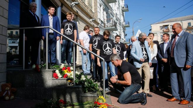Цветы остались у посольства Нидерландов в Киеве 17 июля 2015 года