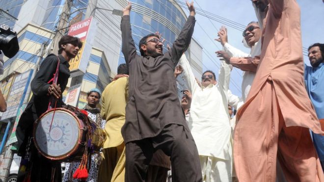 Сторонники оппозиционной партии Пакистанской мусульманской лиги Наваз (PMLN) празднуют в Мултане