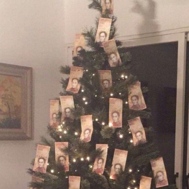 Рождественская елка, украшенная примечаниями за 100 боливаров