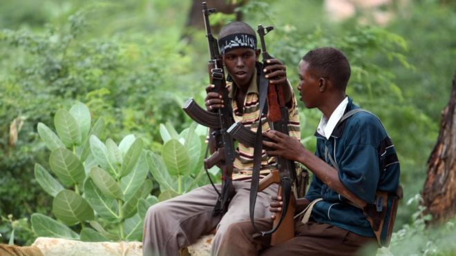 Молодые боевики на снимке 2009 года в Сомали