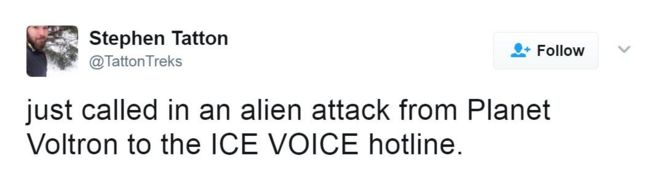 Твитт гласит: Только что вызвал инопланетную атаку с Планеты Вольтрон на горячую линию ICE VOICE