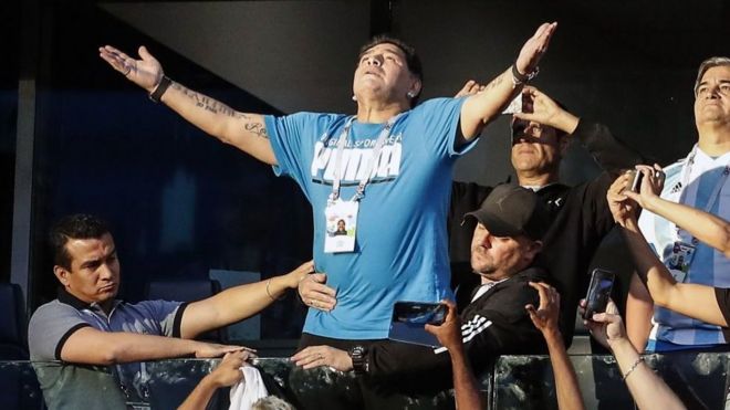 Maradona không ngần ngại bày tỏ cảm xúc của mình.