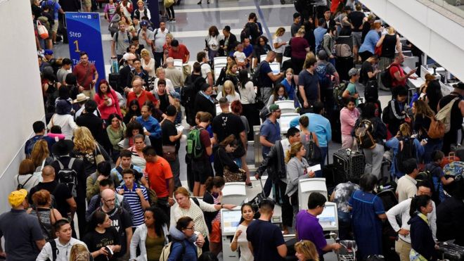 Очередь пассажиров в международном аэропорту Лос-Анджелеса выстраивается для прохождения проверки безопасности TSA после ложной тревоги в Лос-Анджелесе, Калифорния, 28 августа