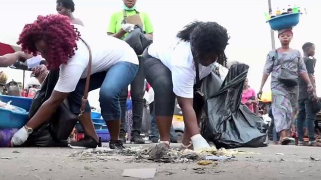 Women picking thrash