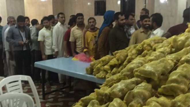 Изображение, опубликованное индийским консульством в Джидде, на котором индийские граждане стоят в очереди за едой