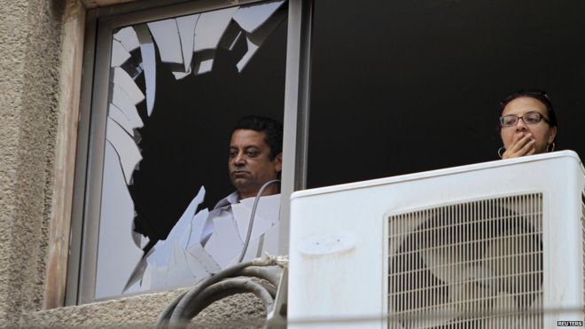 Жители осматривают место взрыва автомобильной бомбы на колонне государственного обвинителя Египта Хишама Бараката возле его дома в районе Гелиополис в Каире, Египет, 29 июня 2015 года.