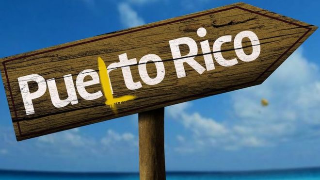 Cartel que dice "Puerto Rico" vandalizado con una "L" de "Puelto" (Foto: iStock/BBC)