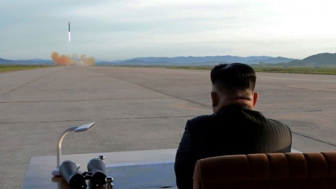 Ким Чен Ын наблюдает за запуском ракеты Hwasong-12 (сентябрь 2017 г.)