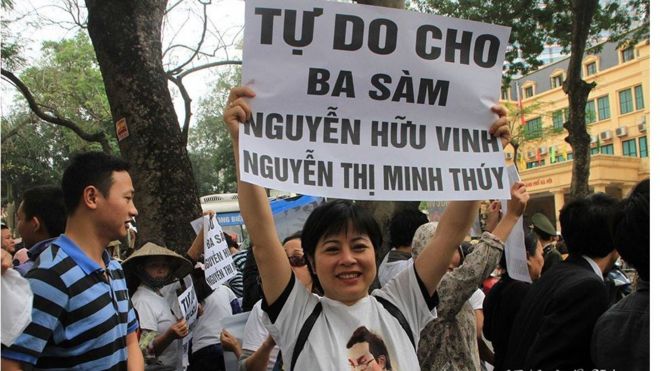 Bà Nguyễn Thúy Hạnh giơ biểu ngữ đòi thả tự do cho bloger Ba Sàm Nguyễn Hữu Vinh