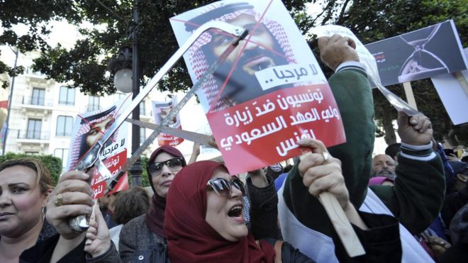 رفع المحتجون في تونس شعارات تنتقد بن سلمان وتقول إنه "غير مرحب به"