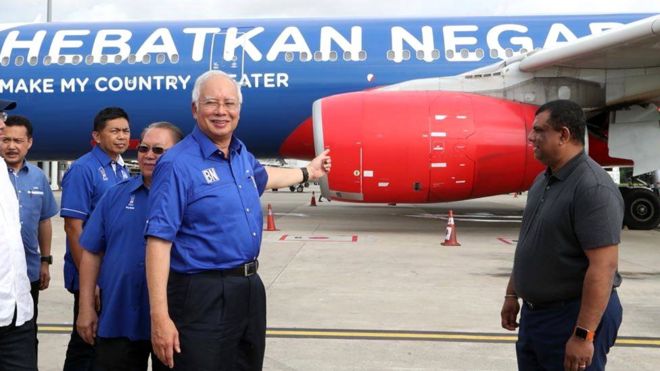 Наджиб Разак (в центре) и Тони Фернандес (справа) с самолетом AirAsia