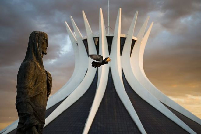 Кафедральный собор Пресвятой Богородицы Апарециды Оскара Нимейера в Бразилиа