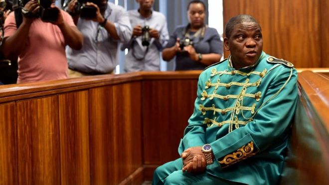 Спорный нигерийский пастор Тимоти Омотосо во время своего выступления по обвинению в изнасиловании и торговле людьми в Высоком суде Порт-Элизабет 9 октября 2018 года в бухте Нельсона Манделы, Южная Африка.