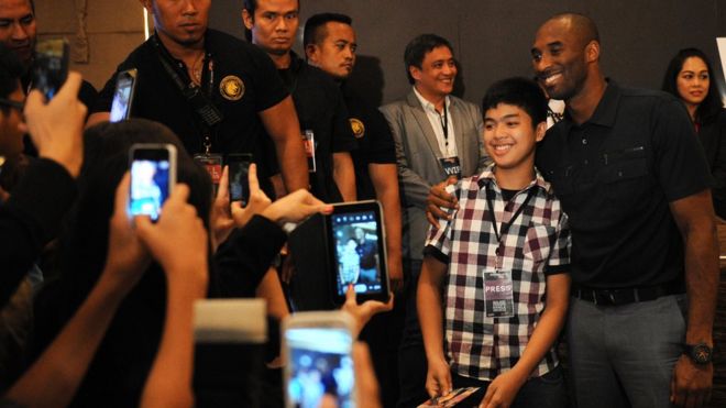 Коби Брайант позирует с фанатом в Маниле, Филиппины, 2013 год