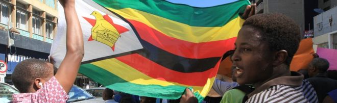 Христиане маршируют, размахивая национальным флагом Зимбабве в Хараре, Зимбабве - май 2016 года