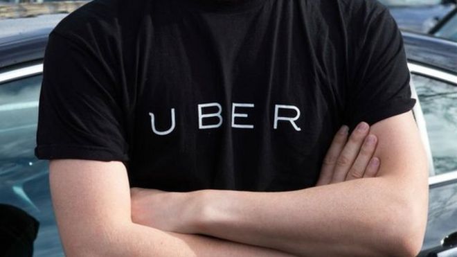 Un hombre con una camiseta de Uber