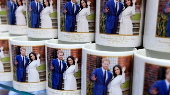 Кружки, отмечающие свадьбу британского принца Гарри и его невесты Меган Маркл, выставлены в сувенирном магазине в Лондоне,