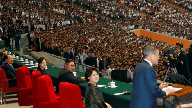 Президент Мун Чжэ-ин выступает на спектакле в Пхеньяне