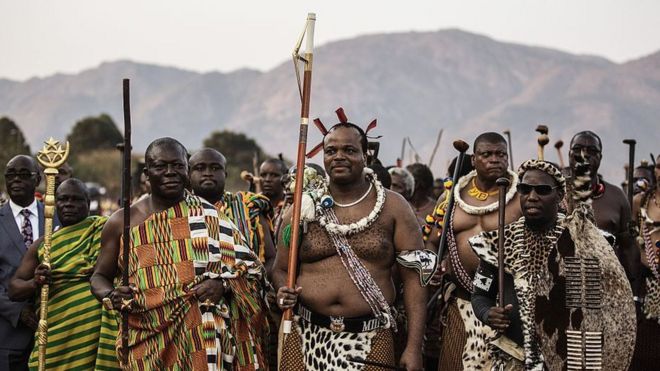 Boqor Mswati III, oo bartamaha taagan, ayaa waxa Swaziland xukumayay tan iyo 1986
