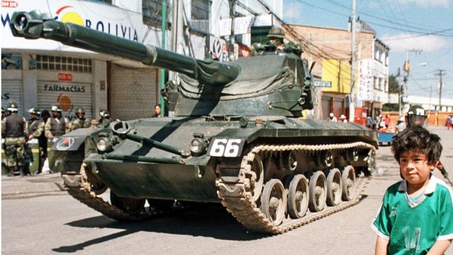 Члены Армии патрулируют проспект де Марцо 6 с танками в Эль-Альто, в 12 км к западу от Ла-Паса, Боливия, 12 октября 2003 года, где протестующие пытаются загнать страну в тупик с помощью контрольно-пропускных пунктов и забастовок.