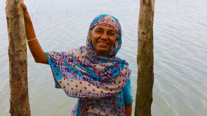 Пятьдесят лет Джанатара родилась в деревне и никогда не уезжала. Хотя жизнь для нее и ее семьи стала тяжелее, она говорит, что никогда не подумает уйти
