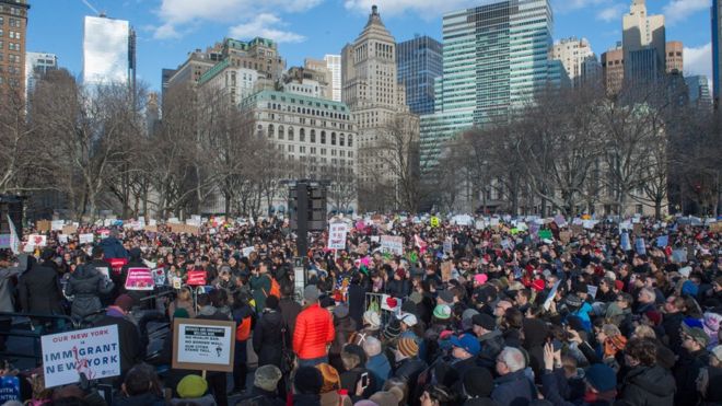 Протестующие собираются в Бэттери-парке и маршируют в офисы Таможенного и пограничного патруля на Манхэттене в знак протеста против распоряжения президента Трампа о введении контроля над путешественниками из Ирана, Ирака, Ливии, Сомали, Судана, Сирии и Йемена, 29 января 2017 года в Нью-Йорке.