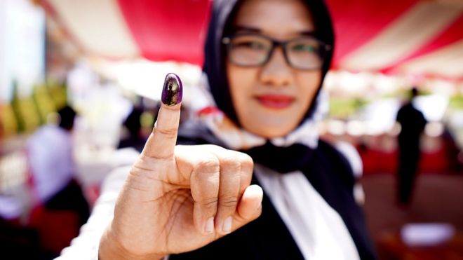 Seorang warga menunjukan jari yang telah diberi tinta usai mengikuti simulasi pemungutan dan penghitungan suara Pemilihan Umum di kantor Komisi Pemilihan Umum (KPU) Kabupaten Gorontalo, Gorontalo, Minggu (3/3/2019).